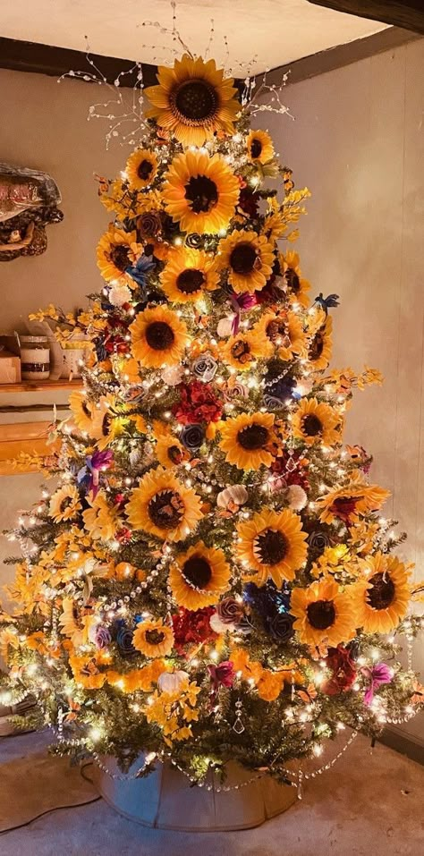 Sunflower Tree Christmas, Sunflower Christmas Wallpaper, Sunflower Tree Decorations, Butterfly Christmas Tree Ideas, Sunflower Christmas Tree Ideas, Sunflower Christmas Tree, Christmas Sunflowers, Sunflower Sketch, Sunflower Tree