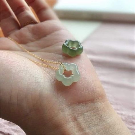 Jade Pendant Necklace, Floral Pendant Necklace, Mode Hippie, Pearl Love, Hetian Jade, Cartier Watch, Floral Pendant, Jade Necklace, Funky Jewelry