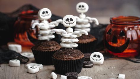 Cute Halloween Skeleton Cupcakes, a fun halloween food craft Skeleton Cupcakes, Halloween Cupcakes Decoration, Yogurt Pretzels, Halloween Food Cupcakes, Yogurt Covered Pretzels, Ghost Cupcakes, Dulces Halloween, Monster Cupcakes, Easy Halloween Food