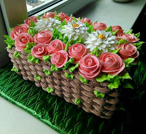 Canasta de flores Cake Decorating Roses, Basket Weave Cake, Flower Basket Cake, Tårta Design, Cake Decorating Flowers, Patisserie Fine, Special Cake, Gorgeous Cakes, Fresh Cream