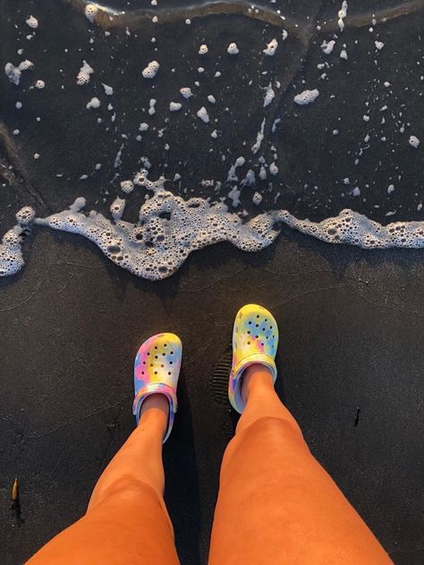 Tie Dye Crocs Outfit, Crocs Beach Outfit, Tie Dye Crocs, Crocs Outfit, Curl Hair With Straightener, Scorpio Tattoo, Pastel Tie Dye, Black Couples Goals, Aesthetic Indie