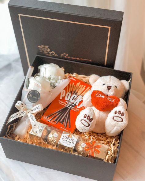 Teddy Bear And Flowers Gift, Simple Gift Box Ideas, Teddy Bear Gift Ideas, Presente Chocolate, Teddy Bear Gift Basket, Teddy Bear Bouquet, Bear Gift Ideas, Berry Ideas, Hampers Ideas