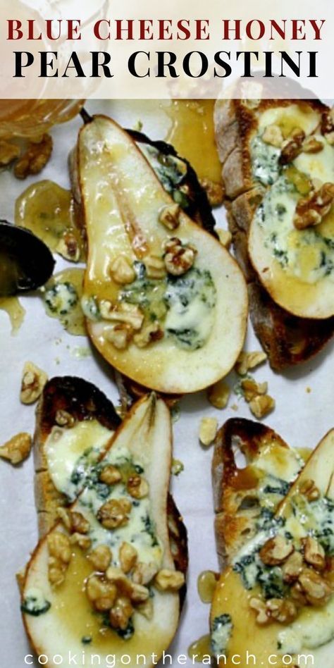 Event Snacks, Blue Cheese Crostini, Pear Crostini, Pear And Blue Cheese, Crostini Appetizer, Cheese Crostini, Crostini Appetizers, Wine Tasting Party, Pear Recipes