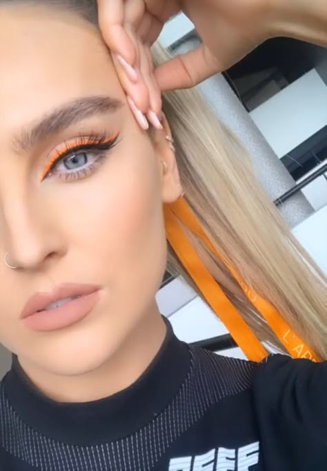 Pierre Edwards, Litte Mix, Orange Makeup, Beauty Video Ideas, Orange Outfit, Perrie Edwards, Eyeliner Looks, No Eyeliner Makeup, Makeup Eyeliner