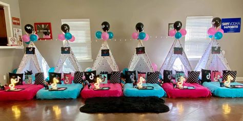 Tik Tok Slumber Party Ideas, Tik Tok Sleepover Party, Birthday Ideas No Party, 14th Birthday Ideas, Bingo Birthday Party, Slumber Party Decorations, Spa Sleepover Party, Girls Sleepover Party, Tiktok Party