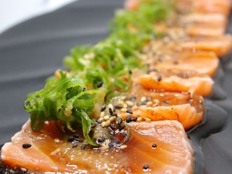 Salmon Tataki, Sashimi Recipe, Carpaccio Recipe, Ponzu Sauce, Oily Fish, Sashimi Sushi, Salmon Sashimi, Sushi Plate, Sushi Recipes