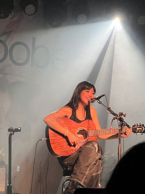 Beabadoobee Acoustic Guitar, Beabadoobee Concert Pics, Beabadoobee Concert Aesthetic, Beabadoobee Performing, Beabadoobee Stage, Beabadoobee Aesthetic Outfit, Beabadobee Concert, Beabadoobee Aesthetic Poster, Beabadoobee Singing