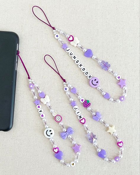 Phone Keychain Beads Aesthetic, Kpop Keychain Aesthetic, Pulseras Aesthetic Kpop, Phone Keychain Beads, Phone Strap Aesthetic, Purple Phone Charm, Aesthetic Phone Charms, Phone Charms Aesthetic, Cute Phone Charms