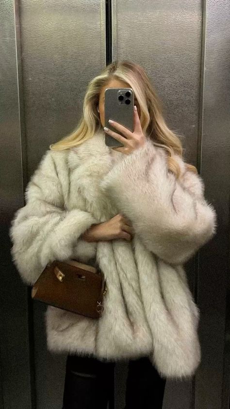 Fur Coat Aesthetic, Vinter Mode Outfits, Faux Fur Coats Outfit, Fur Jacket Outfit, Fur Coat Outfit, Grey Fur Coat, White Fur Coat, Winter Outfits Cold, Winter Outfit Inspiration