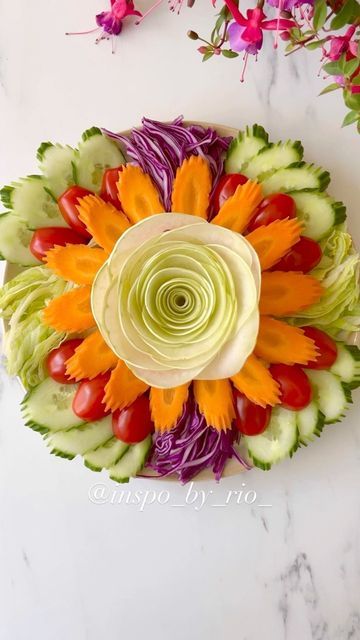 Colourful Salad Ideas, Vegetable Salad Plating Ideas, Salad Ideas Decoration, Salad Competition Ideas, Vegetable Decorations Ideas, Vegetable Salad Decoration Ideas, Salad Plating Presentation, Fancy Salads Presentation, Salad Platter Ideas