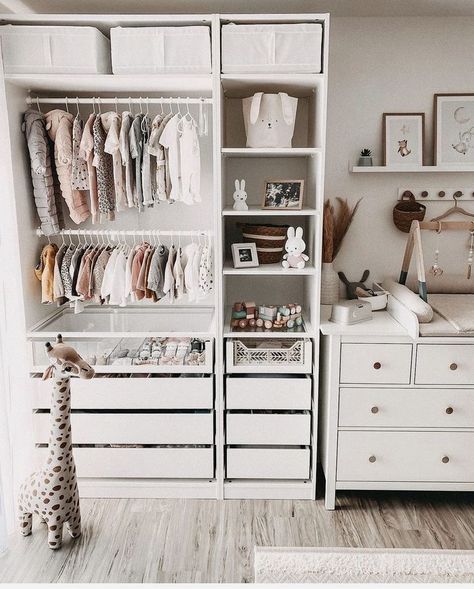 Vom Avea Un Copil, Baby Room Closet, Cozy Baby Room, Baby Nursery Closet, Newborn Room, Baby Nursery Inspiration, Baby Room Organization, Baby Room Themes