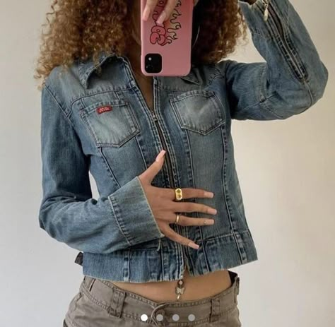 Denim Jacket Fits Aesthetic, Denim Biker Jacket Outfit, Jean Jacket Outfits 2023, Y2k Denim Jacket, Denim Biker Jacket, Outfits 2000s, Jean Jacket Outfits, Fitted Denim Jacket, Denim Jacket Outfit