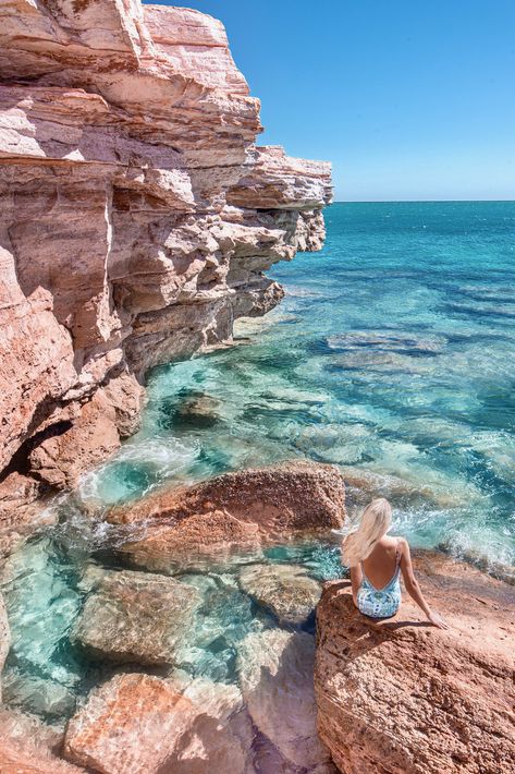 Gantheaume Point, Broome, Western Australia. At low tide you can see dinosaur footprints. At high tide rock pools form. Scuba Diving Australia, Western Australia Travel, Australia Landscape, Australia Backpacking, Australian Beach, Visit Australia, Rock Pools, Pretty Places, Travel Inspo