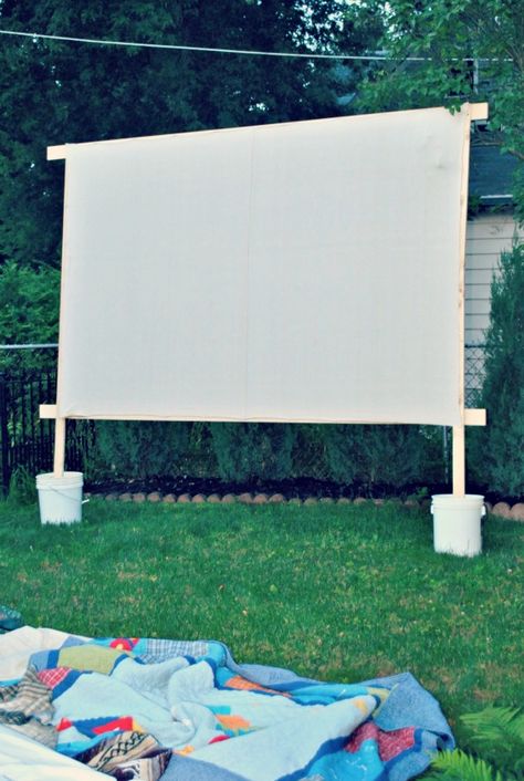 Backyard Quinceanera, Diy Outdoor Movie Screen, Outdoor Movie Screen, Patio Grande, Bonfire Party, Backyard Movie Nights, Backyard Movie, Quinceanera Ideas, Outdoor Diy Projects