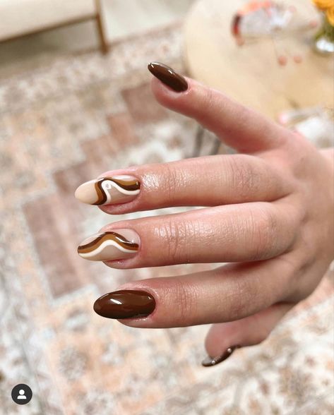 Fall Squiggle Nails, Brown Retro Nails, Brown Squiggle Nails, Coffee Themed Nails, Coffee Nails Color, French Tip Nail Designs Short, Brown Abstract Nails, Fall Color Nail Designs, Brown Swirl Nails