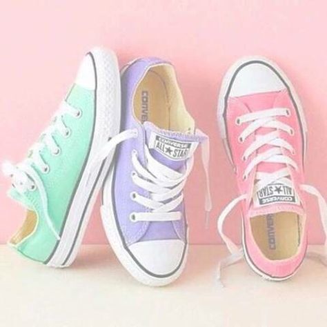 Converse ! ♡,están súper hermosos , me encantan cuando son colores pastel es cómo O.M.G están hermosos Converse Chucks, Curvy Petite Fashion, Milan Fashion Weeks, Converse Sneakers, Flat Sneakers, Nike Sneakers, Shoe Game, Converse Shoes, Cute Shoes