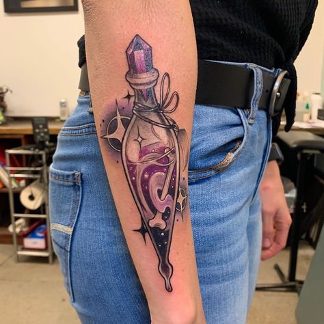 ＳＴＥＰＨＡＮＩＥ ＨＥＦＦＲＯＮ on Instagram: “🖤✨Celestial Life Elixir ✨🖤#potionbottletattoo #elixertattoo #celestialtattoo #crystaltattoo @wearefemaletattooers @tattoosnob…” Crystal Potion Bottle Tattoo, Elixir Tattoo, Potion Bottle Tattoo, Potion Tattoo, Trad Tattoos, Pretty Poison, Dragon Tattoo Sketch, Pride Tattoo, Celestial Tattoo