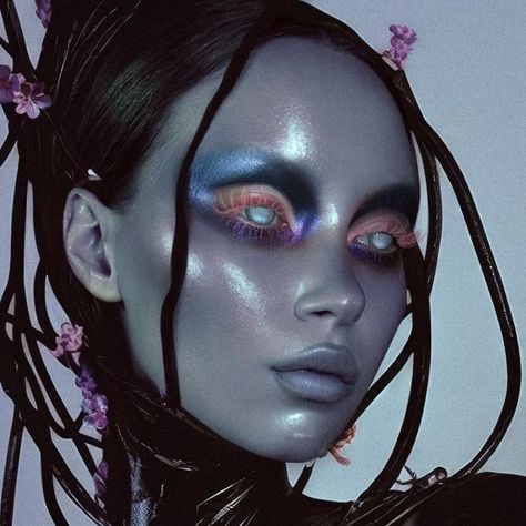 Aesthetic Alien Costume, Alien Makeup Easy, Fantasy Makeup Look, Alien Eyeliner, Halloween Scar Makeup Looks, Dystopian Makeup, Cyberspace Makeup, Glitch Makeup, Android Makeup