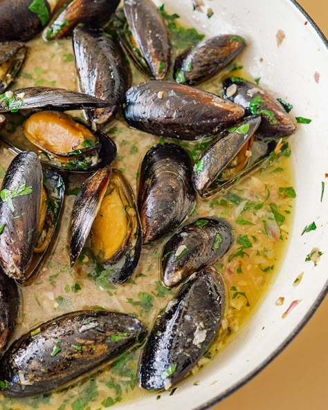 Easy White Wine Mussels – Good Maison Mussels Recipe White Wine, White Wine Mussels, Seafood Mussels, Garlic Mussels, Mussels In White Wine, Steamed Mussels, Mussels Recipe, White Wine Sauce, Honey Tea