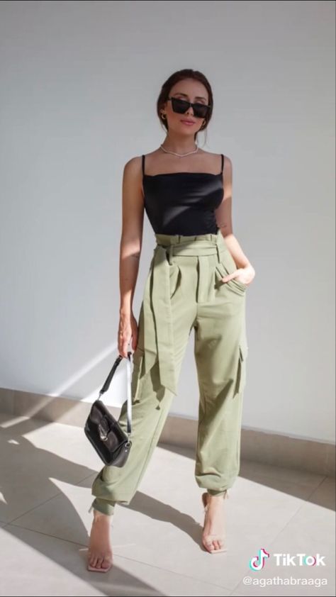 Cargo Trousers Outfit, Black Crop Top Outfit, Cargo Jeans Outfit, Green Cargo Trousers, Green Khaki Pants, Designer Looks, Mom Jeans Outfit, Trouser Outfit, Mint Green Color