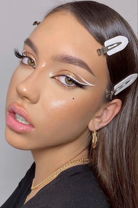 Avant-Garde Makeup. White winged eyeliner Light Skin Makeup Looks, White Eyeliner Makeup, Glittery Eyeshadow, 2022 Makeup, Concert Makeup, White Liner, Christmas Makeup Look, Girls Things, Rid Of Blackheads