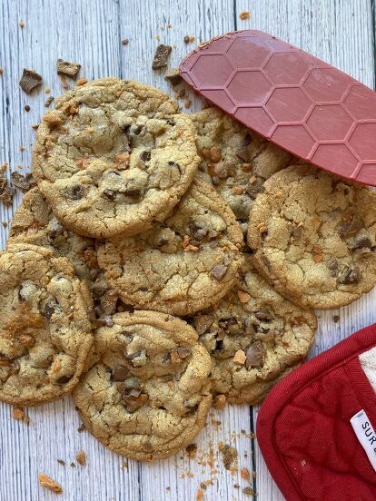 Butterfinger Cookies, Candy And Chocolate, Finger Cookies, Butterfinger Candy, Alcohol Beverages, Daughters Wedding, Shake N Bake, Chocolate Chip Cookies Recipe, Cookie Ball