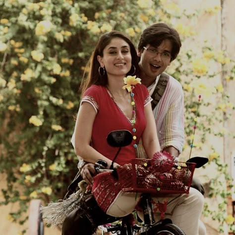 Bollywood Romance, Bollywood Aesthetics, Jab We Met, Vintage Bollywood Aesthetic, Bollywood Images, Bollywood Love, Bollywood Theme, 90s Bollywood Aesthetic, Bollywood Aesthetic