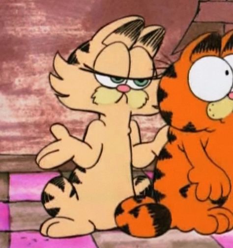 Matching Garfield Pfps, Garfields Mom, Garfield Profile Pic, Garfield Matching Pfp, Cat Scratch Tattoo, Garfield Pfp, Garfield Art, Neck Tattoo Women, Best Friends Tattoo