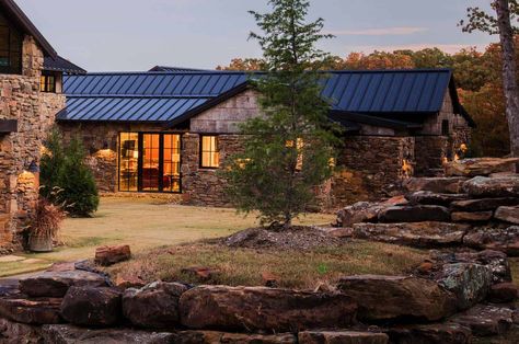 Breathtaking rustic ranch style home surrounded by nature in Oklahoma Sedona Home, Dream Home Exteriors, Exterior Of House, Decorative Walls, Backyard Pool Ideas, Modern Rustic Home, Country Modern Home, Landscape Rock, Ranch Homes