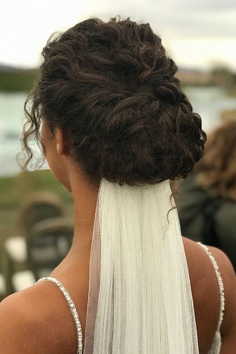 This wedding hairstyle is ideal for your wedding day with natural curls. I’m passionate about that for wedding photography. Pin this to your bridal board. Natural Curly Hair Wedding Hairstyles, Naturally Curly Wedding Hairstyles, Bride Veil Hair Down, Curly Hair Wedding, Veil Hair Down, Curly Wedding Hair, Bridal Hair Inspiration, Bride Veil, Black Curly