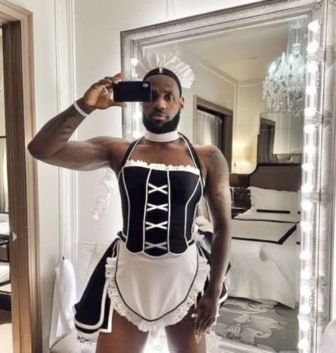 Lebron James Funny Face, Things To Air Drop, New Mario Movie, Lebron James Funny, Nba Funny Moments, Funny Basketball Pictures, James Meme, Hard Poses, Funny Pfps