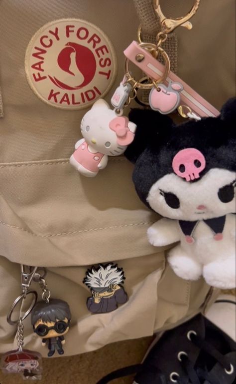 School Bag Essentials, Instagram Creator, Handbag Essentials, Bag Pins, Hello Kitty Items, Pretty Bags, Sweet Nothings, Cute Keychain, Essential Bag