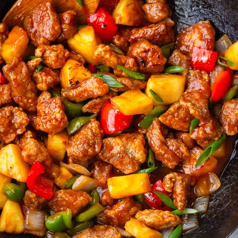 This sweet and sour pork has the perfect flavor balance! It's saucy, crispy, and has great crunch. It's so delicious and flavorful. Pork Trotters, Sweet And Sour Beef, Uni Meals, Grilled Peach Salad, Pork Curry, Homemade Chinese, Stuffed Peppers Turkey, Pork Recipes Easy, Greek Lemon Chicken