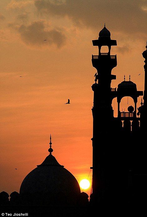 She photographed the massive structure both during the day and at sunset. Pakistan Scenery Wallpaper, Desi Wallpaper Aesthetic, History Of Pakistan, Pakistan Travel, Breathtaking Photography, House Photography, Lahore Pakistan, Poster Background Design, Female Photographers