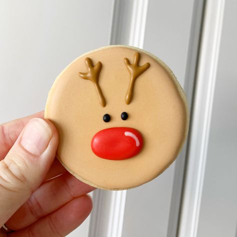 Rudolph Christmas Cookie Rudolph Sugar Cookies, Reindeer Sugar Cookies Decorated, Rudolph Cake, Rudolph Cookies, Biscuit Decoration, Pretzel Cookies, Cocktail Photos, Sugar Cookie Royal Icing, Rudolph Christmas