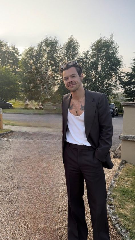 Harry Styles White Button Up, Harry Styles Fashion Inspired Outfits Men, Harry Styles Normal Clothes, Best Harry Styles Outfits, Harry Styles At Wedding, Harry Styles In Dress, Harry Styles Is Your Boyfriend, Harry Styles Boyfriend Aesthetic, Harrycore Outfits