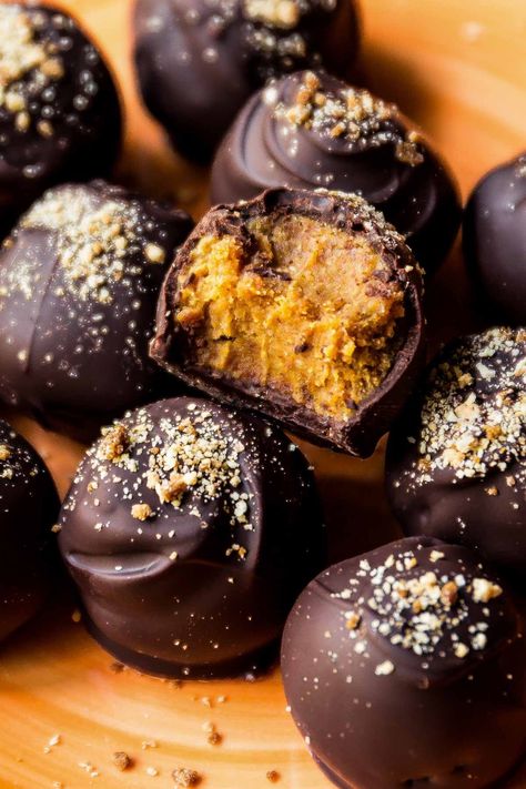 them Pumpkin Spice Truffles, Beaux Desserts, Chocolate Pumpkin, Sally's Baking, Dessert Easy, Pumpkin Treat, Pumpkin Recipes Dessert, How To Make Pumpkin, Truffle Recipe