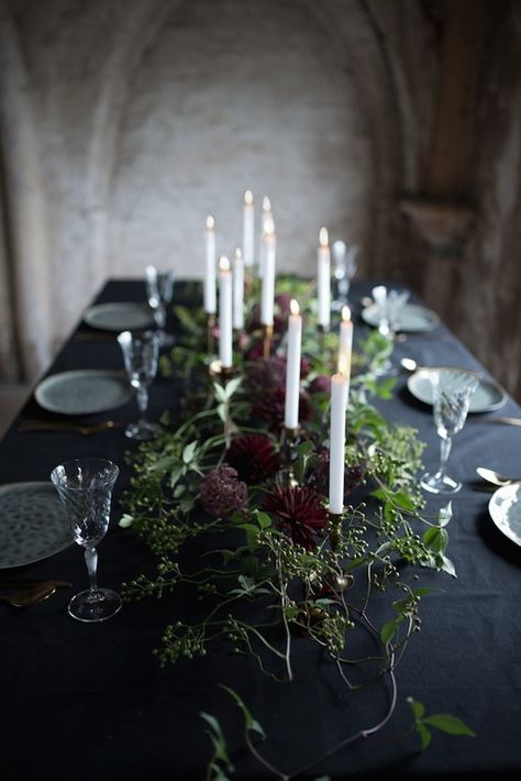 Black Wedding Table Setting, Winter Table Decorations, Winter Table Setting, Winter Wedding Table, Elegant Winter Wedding, Tafel Decor, Ethereal Wedding, Winter Table, Winter Wedding Inspiration