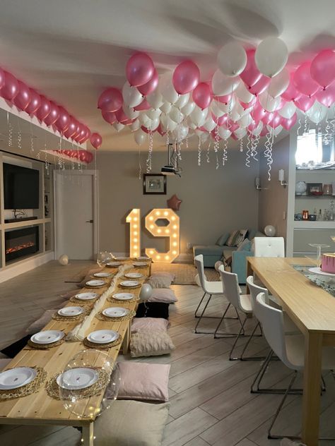 Pic nic birthday Indoor dinner pic nic Harvest indoor birthday Graduation Party Indoor, Indoor Birthday Picnic Ideas, Indoor Birthday Decorations, Indoor Picnic Ideas, Indoor Picnic Party, Birthday Dinner At Home, Indoor Birthday Party Ideas, Picnic At Home, Dinner Pic