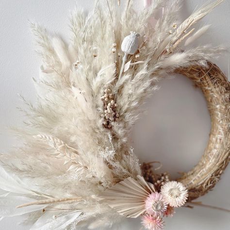 A stunning half Pampas dried wreath in subtle cream hues A simply beautiful half Pampas dried wreath will add a touch of on trend Boho style to your home. Lovingly handmade by us, each wreath is carefully made just for you with the finest, fluffiest Pampas grass, Bunny tail grass, wheat and other stunning dried foliage to create a stunning show stopping peice for your wall or door. Made on a straw base for a more rustic look, this wreath would make a gorgeous gift for someone special or to be en Wedding Door Decorations, Dried Wreaths, Pampas Wreath, Pampas Grass Wreath, Half Wreath, Dried Foliage, Dried Floral Wreaths, Plants Vases, Grass Wreath