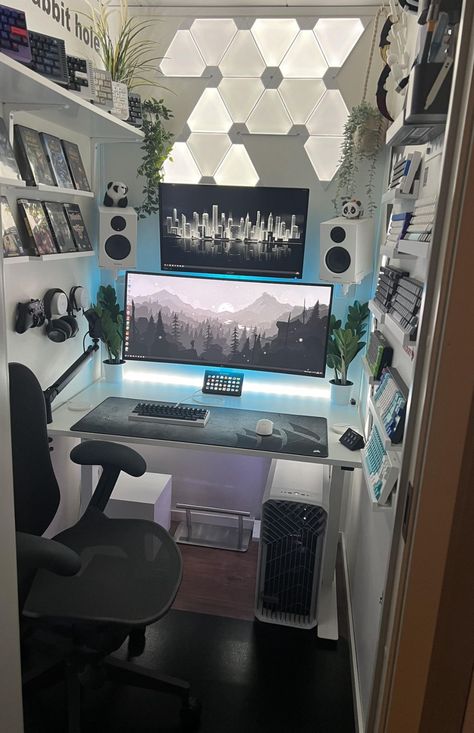 Triangle Led Lights, Video Game Room Ideas, Game Room Ideas, Small Game Rooms, Best Gaming Setup, Pc Photo, Streaming Setup, Pc Gaming Setup, Light Panels