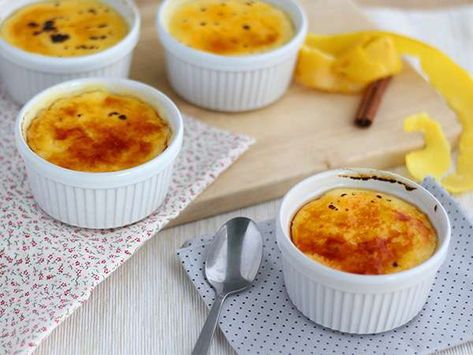 Un dessert tipico della Catalogna ormai diffuso in tutta la Spagna. Un dolce facile da preparare al quale è davvero difficile resistere! - Ricetta Dessert : Crema catalana - Ricetta originale da Petitchef_IT Mousse Dolce, Spanish Desserts, Creme Brulee Recipe, Köstliche Desserts, Mousse Cake, Pumpkin Spice Latte, International Recipes, Custard, Simple Ingredient