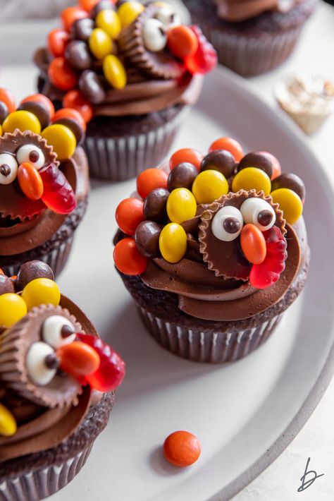 Cute Thanksgiving Desserts, Thanksgiving Sweets, Thanksgiving Desserts Kids, Turkey Cupcakes, Thanksgiving Cupcakes, Thanksgiving Baking, Thanksgiving Food Ideas, Thanksgiving Desserts Table, Fun Thanksgiving Desserts