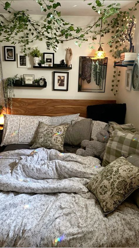 Cozy Room Cottagecore, Gray And Green Room Ideas Bedroom, Bed Rooms Ideas Green, Dark Fairy Bedroom Aesthetic, Old Fashioned Bedroom Ideas, Twilight Aesthetic Bedroom, Brown And Green Room Aesthetic, Simple Dark Academia Bedroom, Cozy Bedroom Wall Decor