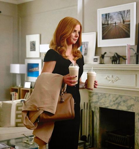 Donna Paulsen - Sarah Rafferty - 6.02 Sarah Rafferty Suits, Donna Paulsen Aesthetic, Donna Paulsen Outfits, Donna Suits, Shape Rpg, Donna Paulsen, Black Marriage, Sarah Rafferty, Tv Outfits