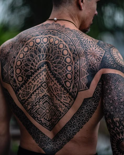 Mandala Tattoo Mann, Geometric Tattoo Back, Tattoo Filler, Tattoo Background, Back Tattoos For Guys, Geniale Tattoos, Red Tattoos, Back Tattoo Women, Arm Tattoos For Guys