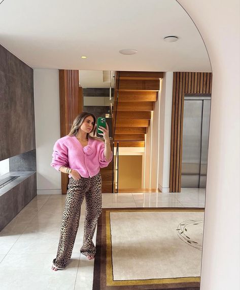 Spring fashion outfit inspo leopard print pants hot pink Leopard Pants Outfit, Hot Pink Outfit, Leopard Print Pants, Leopard Pants, Spring Fashion Outfits, Print Pants, Pink Leopard, Pink Outfit, Inspiration Style