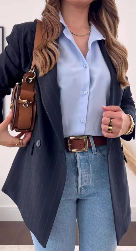 Blue Button Down Shirt Outfit Work, Dark Blue Blazer Outfits For Women, Outfit Bleu Marine, Blue Shirt Outfits Women, Blue Blazer Outfits For Women, Navy Blue Blazer Outfit, Ootd Instagram, Casual Work Outfits Women, Workwear Style