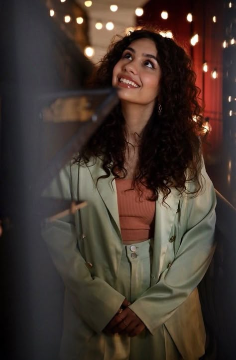 Artist Outfit Aesthetic, Alessia Cara Style, Artist Background, Sarah Williams, Ella Mai, Hip Hop Girl, Best Music Artists, Alessia Cara, Artist Outfit