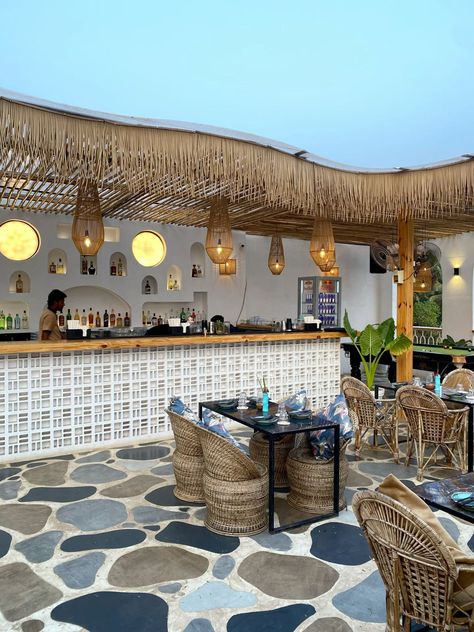 Aesthetic Beach Restaurant, Restaurant Garden Design Outdoor, Bali Cafe Aesthetic, Beach Restaurant Ideas, Beach Restaurant Exterior, Beach Cafe Aesthetic, Beach Restaurant Aesthetic, Beach Bar Aesthetic, Boho Restaurant